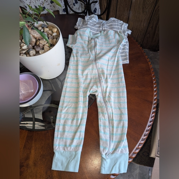 6 Rompers - Picture 7 of 8